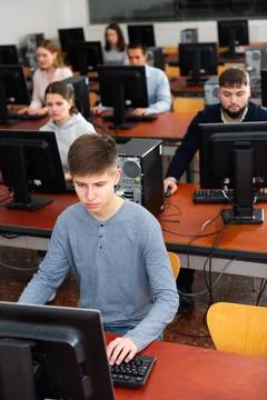 Group of people of different ages learning to use computers in classroom Stockfoto's