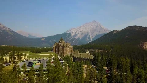 A group of people in front of a mountain 動画素材 156012701
