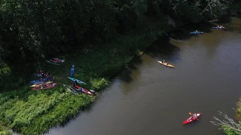 A group of people kayaking on the river Vídeo Stock 112621093