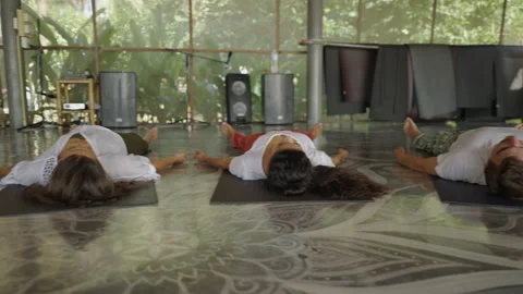 Group of people laying down in a circle in sound healing meditation in Thailand Vídeo Stock 217442818