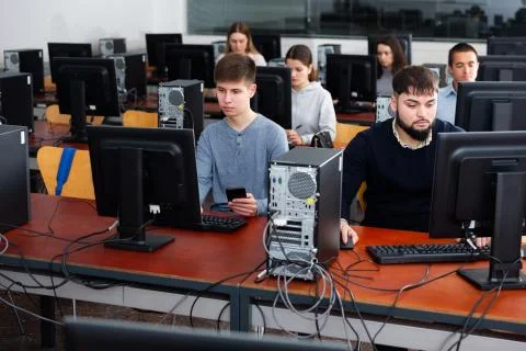 Group of people learning to use computers in classroom Stockfoto's