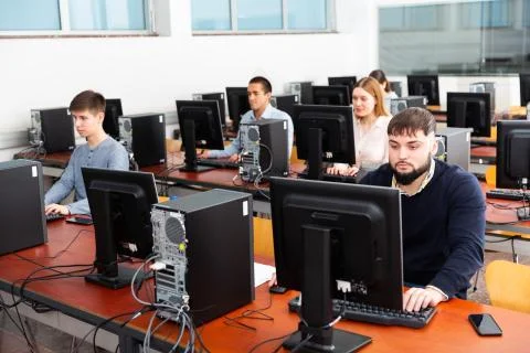 Group of people learning to use computers in classroom Fotos de archivo
