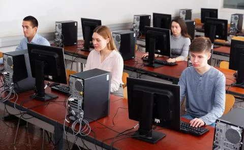 Group of people learning to use computers in classroom Foto stock