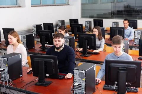 Group of people learning to use computers in classroom Foto stock