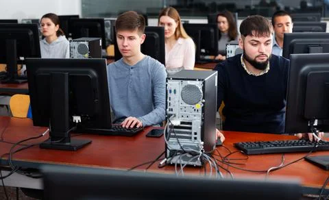 Group of people learning to use computers in classroom Stockfoto's