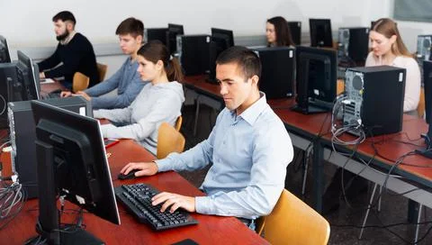 Group of people learning to use computers in classroom Stock-Fotos