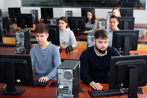 Group of people learning to use computers in classroom Stock-Fotos