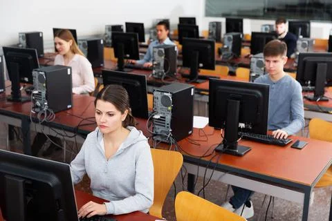 Group of people learning to use computers in classroom Stockfoto's