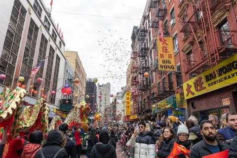 Group of people marching during the 25th Annual Chinese Lunar New Year Parade an Stock-Fotos