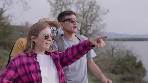 Group of people observing nature Vídeo Stock 238353058