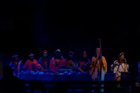 Group of people performing pre-Hispanic rituals, Mexican culture, dancing at Foto stock