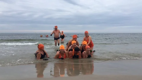Group of people posing after winter swimming in cold water of baltic sea 스톡 동영상 120060739