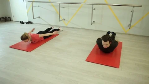 A group of people practicing exercises of gymnastics in sports hall. HD Vídeos de archivo 73119847