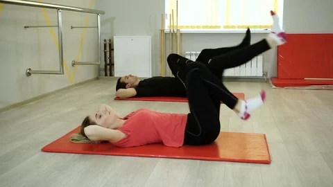 A group of people practicing exercises of gymnastics in sports hall. HD Vídeos de archivo 73120139