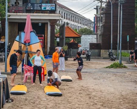 Group of People Preparing for Surf Lessons on a Sandy Beach Stock-Fotos