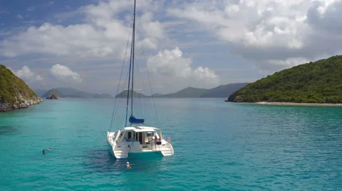 Group of people relaxing on a catamaran 库存影片 67602753