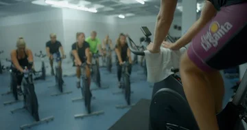 A group of people riding exercise bikes following the instructor. 스톡 동영상 85534967