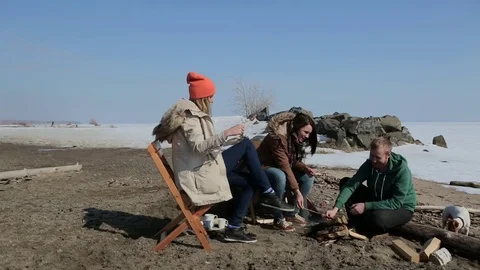 A group of people sitting around the campfire. backpacking Stock-Footage 74953994