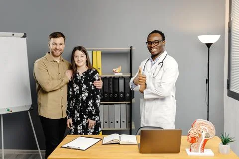 Group of people standing in front of whiteboard in doctors offices Stockfoto's