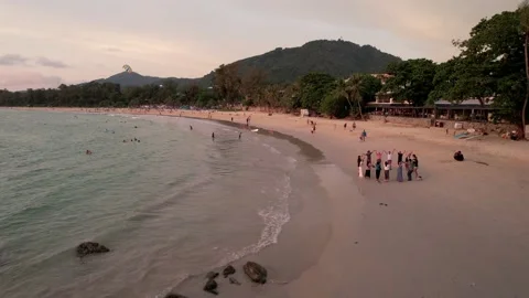 A group of people stood in a circle on the beach Video stock 181848918