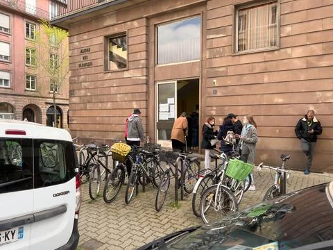 Group of people waiting in queue at polling station Bureau de Vote. Voters are Foto stock