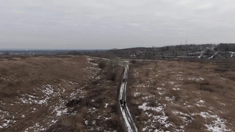 A group of people walking on a winter field. 库存影片 124653837