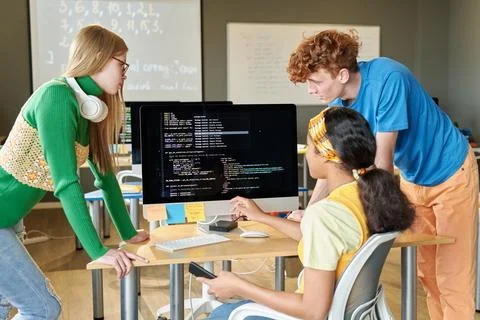 Group of People Working on Computer Code in Team Stock-Fotos
