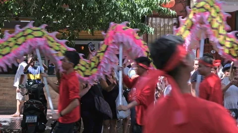 A group performing a Dragon Dance in the middle of a crowd at chinese new year Stock-Footage 124023428