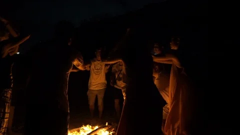 Group Performing Fire Ritual on Beach 库存影片 88221499
