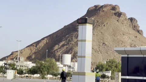 Group of Pilgrims Visiting Mount Uhud Historical Site Vídeo Stock 329075602