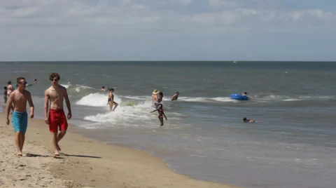 Group Plays In Ocean 動画素材 37727402