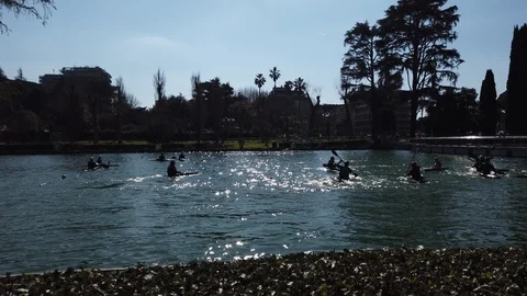 Group of polo canoe players. Backlight. Slowmotion. Laghetto Eur, Roma. Video stock 125285190
