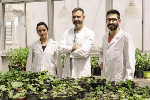 Group portrait of scientists in their lab coats looking at the camera in a Foto stock