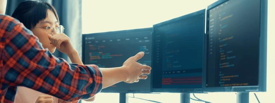 Group of professional web developer discuss about data analysis. Burgeoning. Foto stock