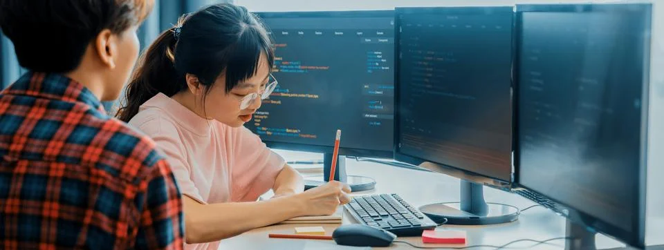 Group of professional web developer discuss about data analysis. Burgeoning. Foto stock