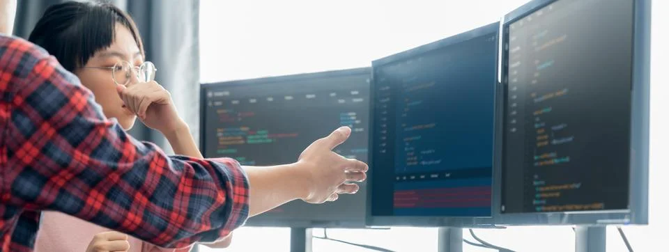 Group of professional web developer discuss about data analysis. Burgeoning. 库存照片