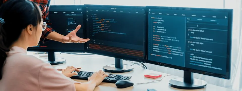 Group of professional web developer discuss about data analysis. Burgeoning. Foto stock