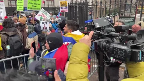 Group of protesters in New York protest outside Nicolas Maduro's hearing at fede 스톡 동영상 325731646