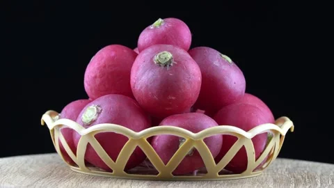 Group of radish rotate on a black background. Vidéo 201248733