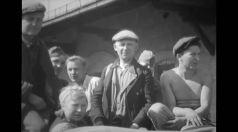 Group of refugees sitting Stock Footage 39907912