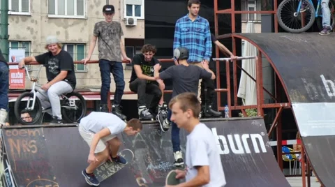 Group of rollerskater waiting Stock-Footage 42090346