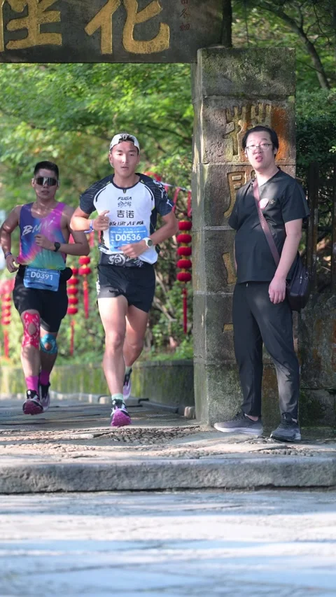 Group of Runners Passing through Lantern Decked Stone Gate, Lushan 스톡 동영상 346716249