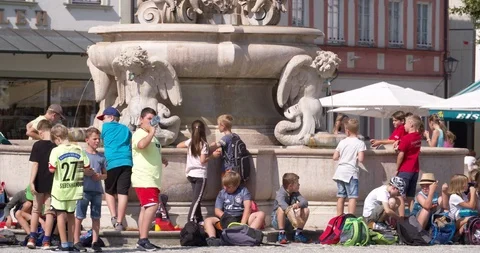 Group school children on excursion in  pilgrimage town Altötting, Germany, 4K 動画素材 113913033
