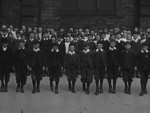 Group of school children in row walking ahead, United Kingdom, 1905 Vidéo 132021804