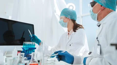 Group of scientists looking at a computer screen in the laboratory. Foto stock