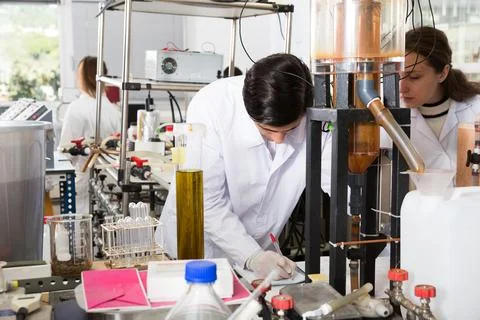 Group of scientists using lab equipment Stock-Fotos