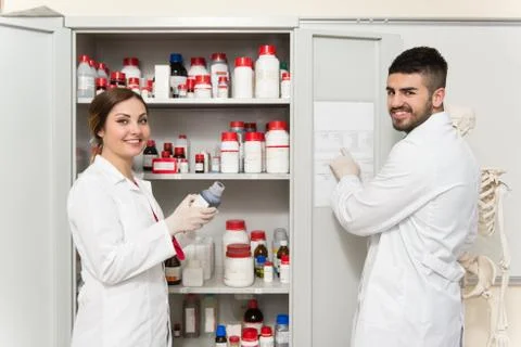 Group Of Scientists Working At The Laboratory Foto stock