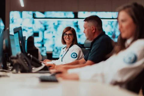 Group of Security data center operators working in a CCTV monitoring room ... Foto stock