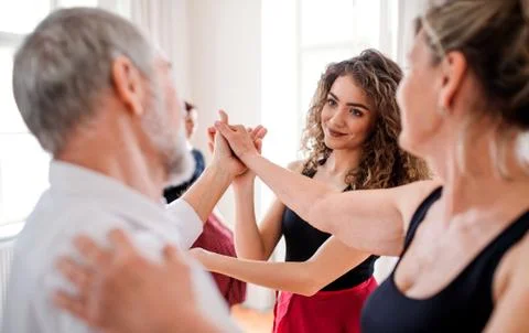 Group of senior people in dancing class with dance teacher. Foto stock