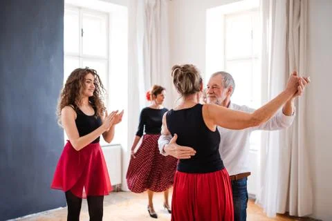 Group of senior people in dancing class with dance teacher. Foto stock